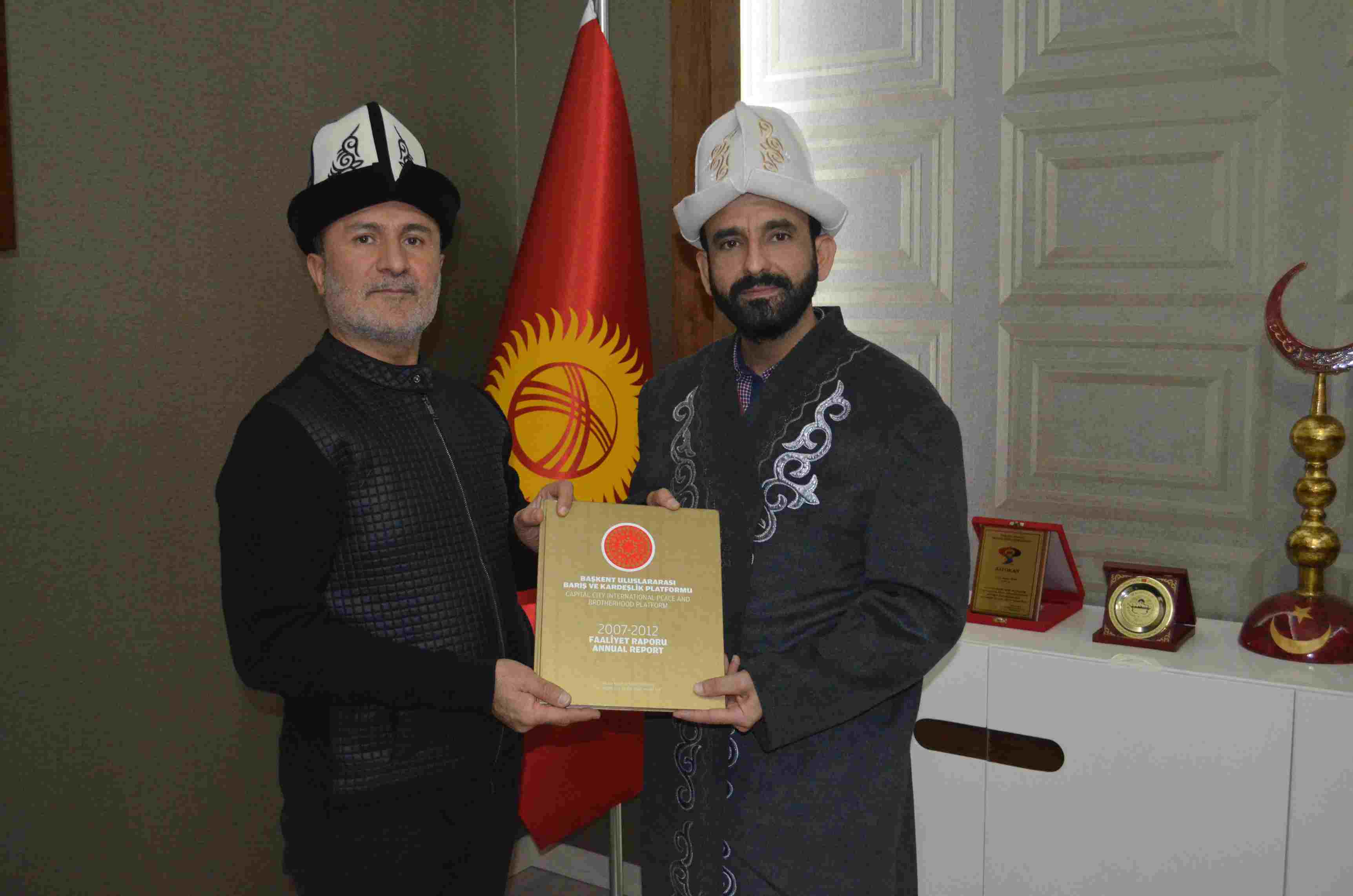 Suriye bayır bucak Türkmenlerinden Sanatçı Adil Şan’dan Kırgızistan- Türkiye Fahri Konsolosu Dr. Mustafa Kurt’a ziyaret…